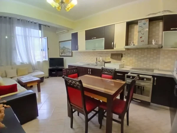 Tirane, jepet me qera apartament 2+1+Ballkon Kati 5, 105 m² 500 € 