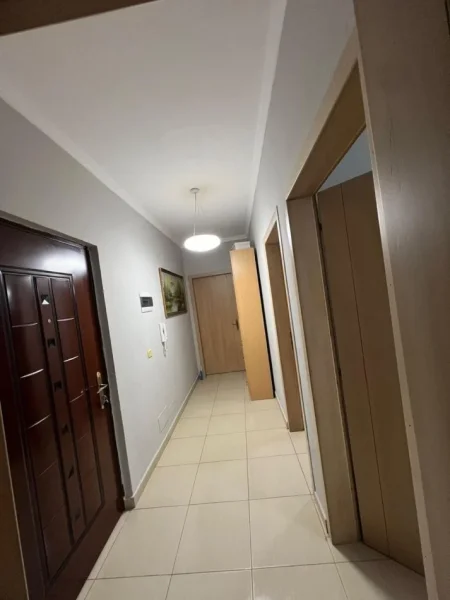 Tirane, jepet me qera apartament 2+1+Ballkon Kati 5, 85 m² 500 € 