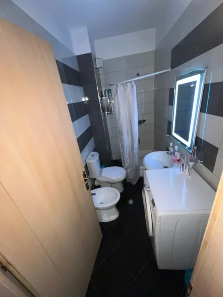 Tirane, jepet me qera apartament 2+1+Ballkon Kati 5, 85 m² 500 € 