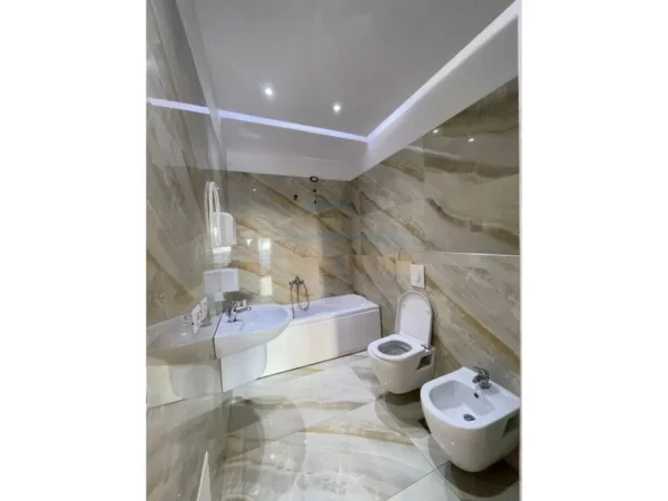 Tirane, jepet me qera ambjent biznesi Kati 6, 116 m² 1.150 €/Muaj  (Ring Center, Zogu i Zi)