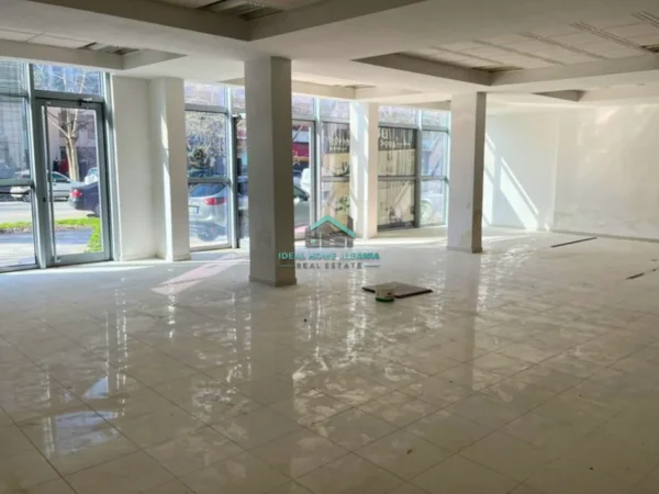 Vlore, jepet me qera dyqan , 520 m² 2.000 € (VLORE)