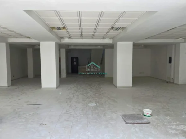 Vlore, jepet me qera dyqan , 520 m² 2.000 € (VLORE)