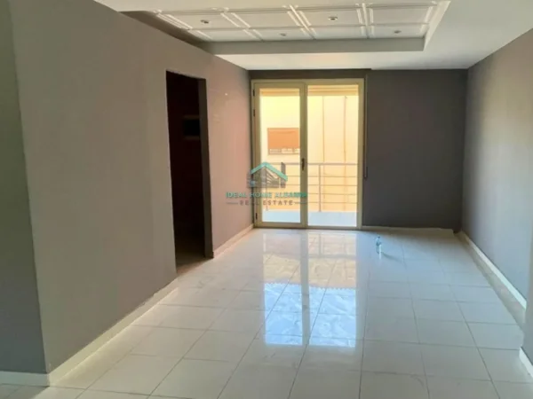 Vlore, jepet me qera dyqan , 520 m² 2.000 € (VLORE)