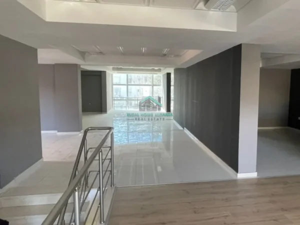 Vlore, jepet me qera dyqan , 520 m² 2.000 € (VLORE)