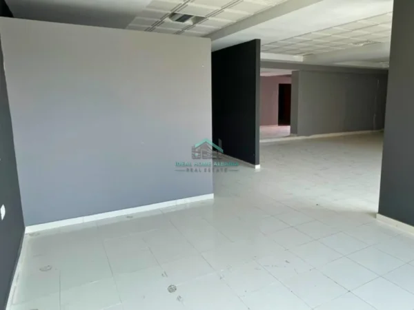 Vlore, jepet me qera dyqan , 520 m² 2.000 € (VLORE)