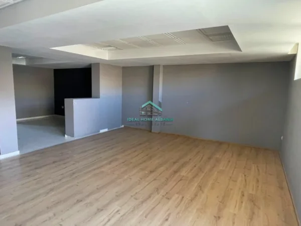 Vlore, jepet me qera dyqan , 520 m² 2.000 € (VLORE)