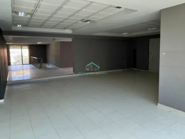 Vlore, jepet me qera dyqan , 520 m² 2.000 € (VLORE)