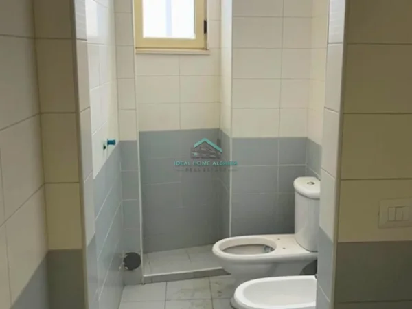 Vlore, jepet me qera dyqan , 520 m² 2.000 € (VLORE)