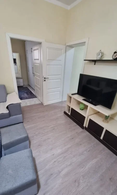 Tirane, jepet me qera apartament 2+1 , 600 € (21 dhjetori)