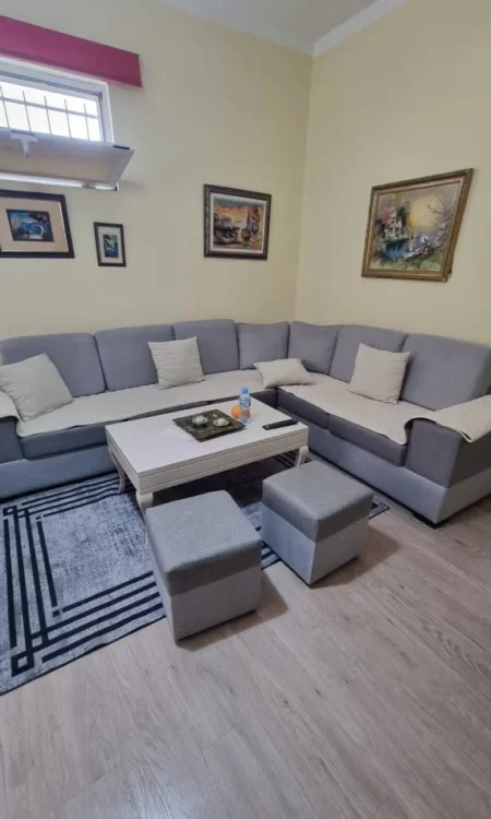 Tirane, jepet me qera apartament 2+1 , 600 € (21 dhjetori)