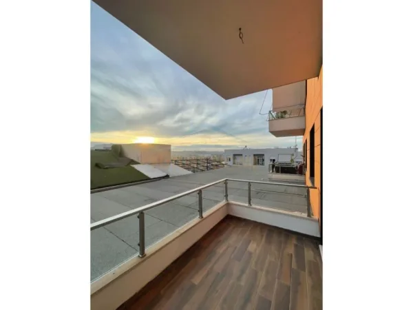 Tirane, jepet me qera zyre Kati 4, 70 m² 950 € (Ring Center, Zogu i Zi)