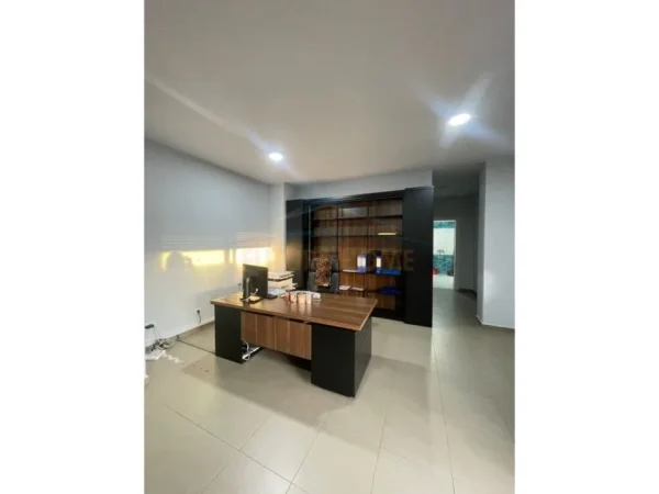 Tirane, jepet me qera zyre Kati 4, 70 m² 950 € (Ring Center, Zogu i Zi)