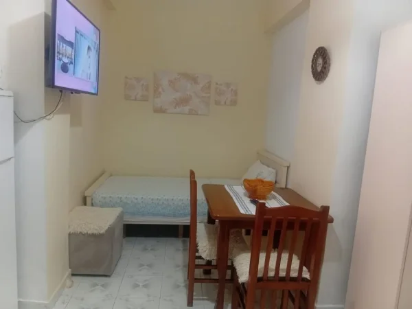 Tirane, jepet me qera garsonier 1+1 Kati 1, 300 € (21 dhjetori)