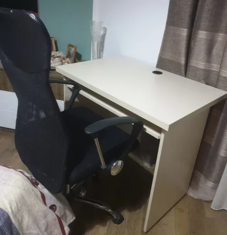 Tirane, shes Tavoline kompjuteri dhe karrige 80 €