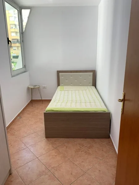 Tirane, Kika 1 apartament 2+1+Ballkon Kati 3, 91 m² 700 € (Komuna Parisit Kompleksi)