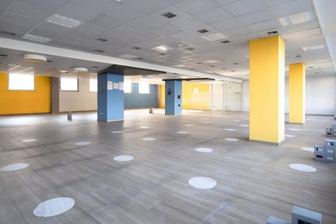 Tirane, jepet me qera zyre Kati 1, 1.530 m² 15.300 € (ALI DEMI)