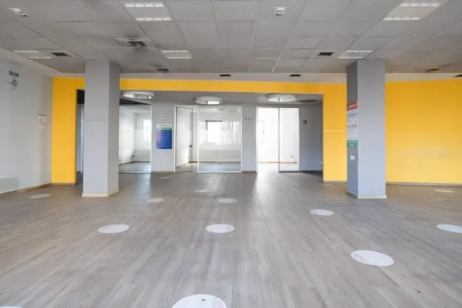 Tirane, jepet me qera zyre Kati 1, 1.530 m² 15.300 € (ALI DEMI)