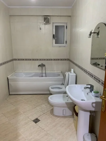Tirane, Kika 1 apartament 2+1+Ballkon Kati 3, 91 m² 700 € (Komuna Parisit Kompleksi)