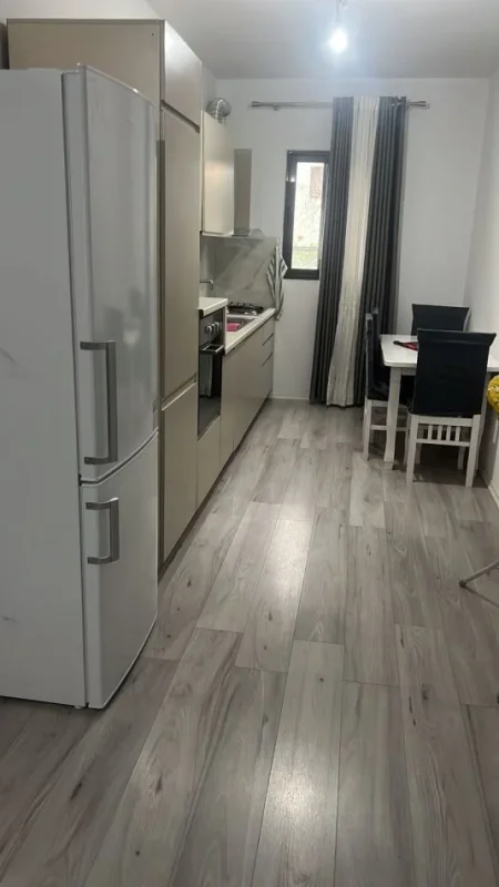 Tirane, jepet me qera apartament 1+1 , 50 m² 350 € (laprake)