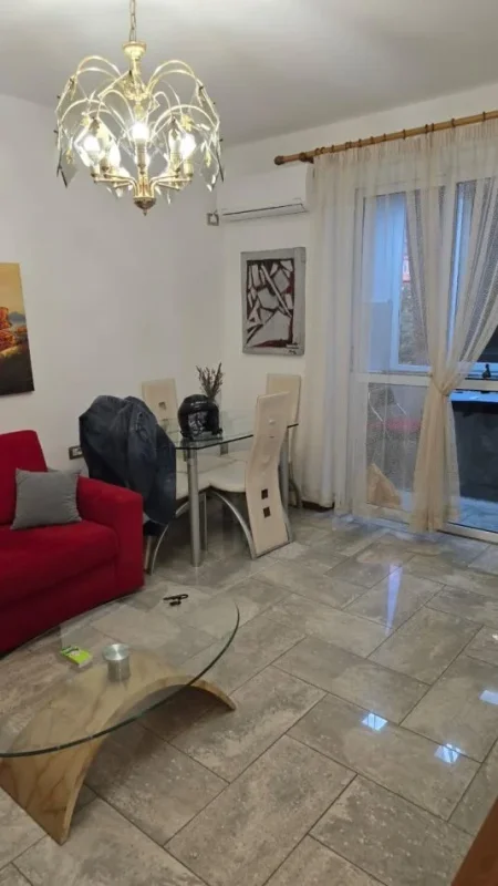 Tirane, jepet me qera apartament 2+1 Kati 3, 78 m² 580 € (Pranë Sheshit Shtraus, Medrese, Rruga Dibres, Tiranë)