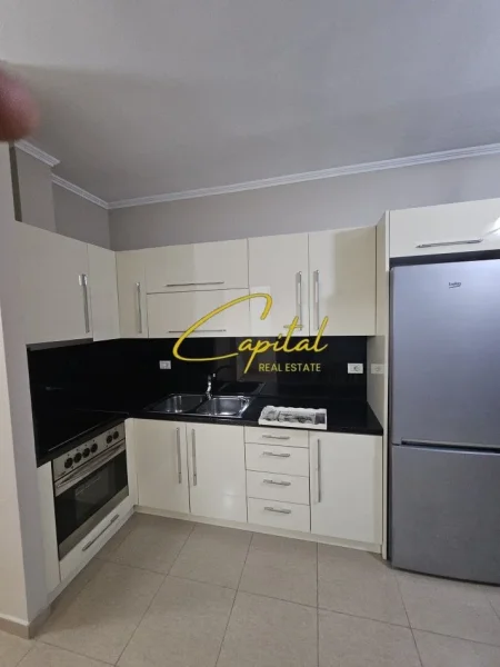 Tirane, jepet me qera apartament 1+1 Kati 5, 65 m² 400 € (YZBERISHT)