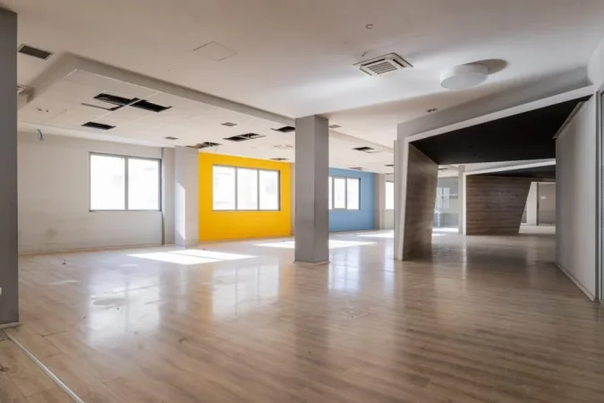 Tirane, jepet me qera zyre Kati 0, 1.350 m² 13.500 € (ALI DEMI)