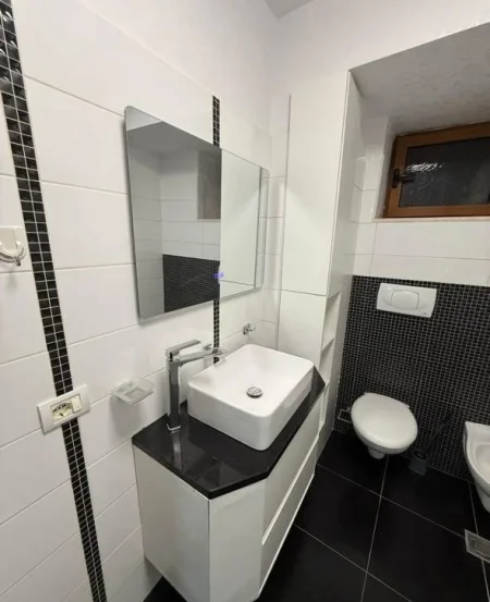 Tirane, jepet me qera apartament 1+1+Ballkon , 80 m² 550 € (Medrese)