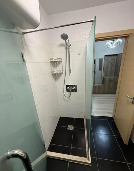 Tirane, jepet me qera apartament 1+1+Ballkon , 80 m² 550 € (Medrese)