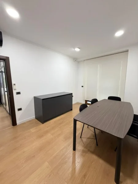 Tirane, jepet me qera zyre Kati 5, 180 m² 