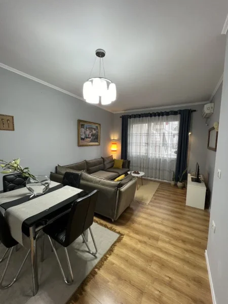 Tirane, jepet me qera apartament 2+1 , 70 m² 700 € (selvia)