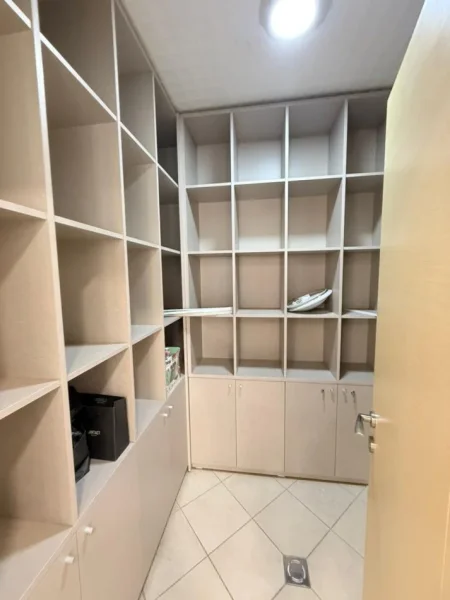 Tirane, jepet me qera zyre Kati 5, 180 m² 