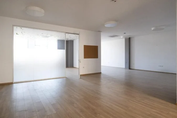 Tirane, jepet me qera zyre Kati 1, 380 m² 4.500 € (ALI DEMI)