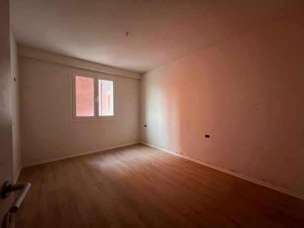 Tirane, shitet apartament 1+1 , 70 m² 105.000 € (Yzberisht)