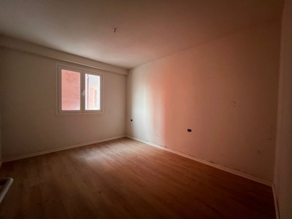 Tirane, shitet apartament 1+1 , 70 m² 105.000 € (Yzberisht)