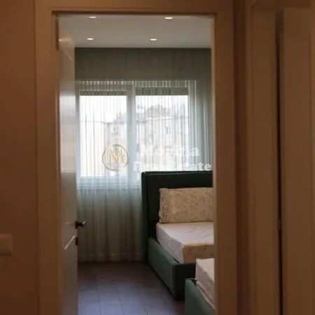 Tirane, jepet me qera apartament 2+1 Kati 3, 111 m² 1.300 € (Laprake)