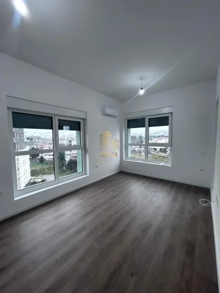 Tirane, jepet me qera apartament 1+1+Ballkon Kati 8, 60 m² 350 € (Rezidenca Kadiu)