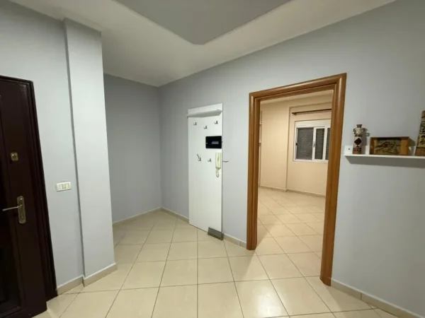 Tirane, jepet me qera apartament 2+1 Kati 3, 80 m² 550 € (Selvia)