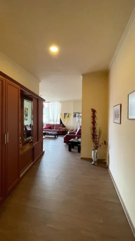 Tirane, jepet me qera apartament 2+1+Ballkon Kati 8, 130 m² 850 € (MYSLYM SHYRI)