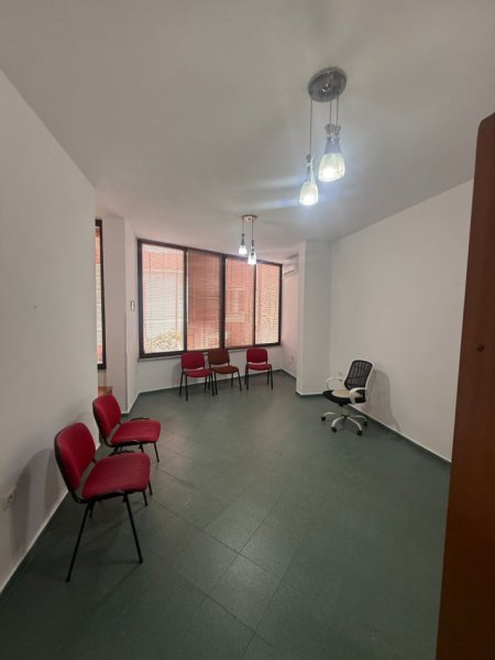 Tirane, jepet me qera zyre Kati 2, 28 m² 400 € (Perballe Toptanit)