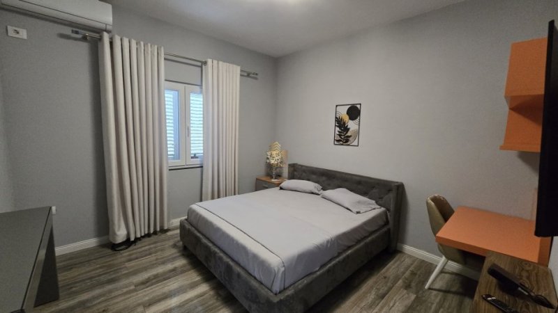 Tirane, jepet me qera apartament 2+1+Ballkon Kati 2, 115 m² 650 € (Sauk)