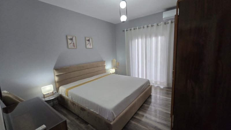 Tirane, jepet me qera apartament 2+1+Ballkon Kati 2, 115 m² 650 € (Sauk)