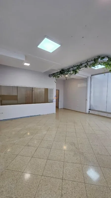 Tirane, jepet me qera ambjent biznesi Kati 0, 136 m² 1.040 € 