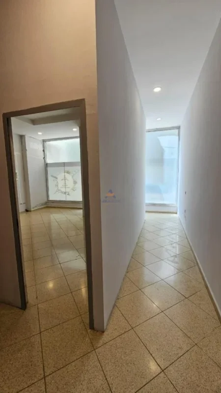 Tirane, jepet me qera ambjent biznesi Kati 0, 136 m² 1.040 € 