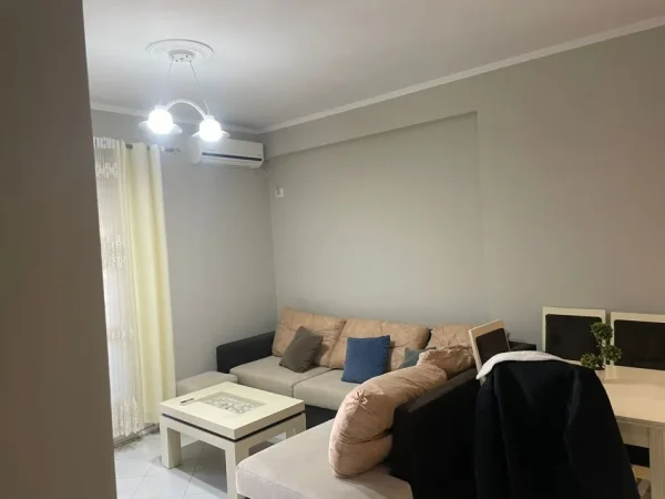 Tirane, jepet me qera apartament 1+1+Ballkon Kati 3, 60 m² 430 € (Te Vila L)