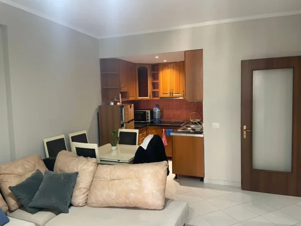 Tirane, jepet me qera apartament 1+1+Ballkon Kati 3, 60 m² 430 € (Te Vila L)