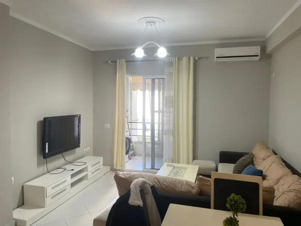 Tirane, jepet me qera apartament 1+1+Ballkon Kati 3, 60 m² 430 € (Te Vila L)