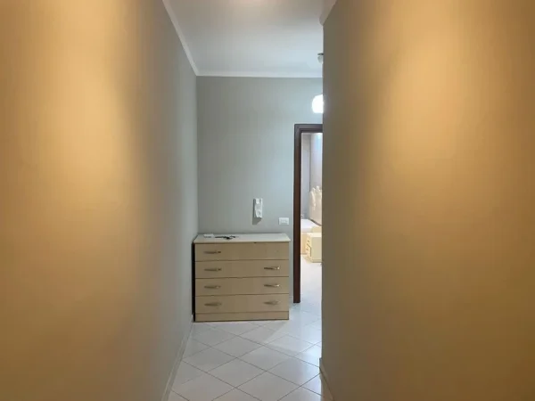 Tirane, jepet me qera apartament 1+1+Ballkon Kati 3, 60 m² 430 € (Te Vila L)