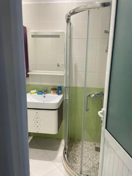 Tirane, jepet me qera apartament 1+1+Ballkon Kati 3, 60 m² 430 € (Te Vila L)