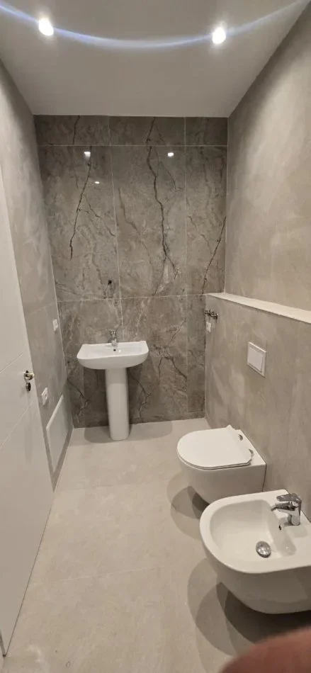 Tirane, jepet me qera apartament 2+1 Kati 6, 110 m² 1000 € (Komuna e Parisit.)