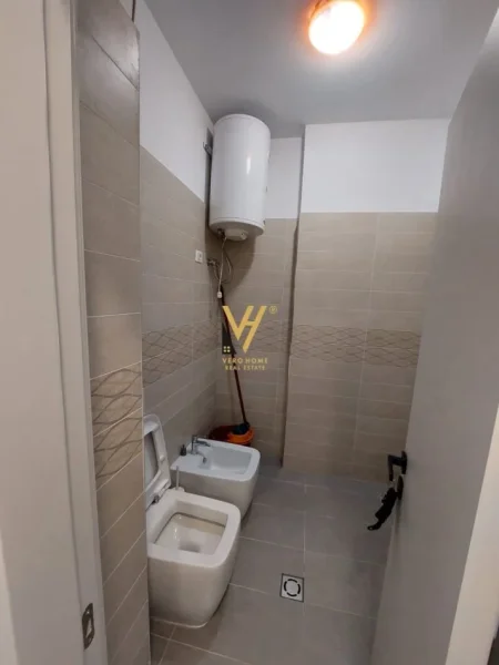 Tirane, jepet me qera zyre Kati 1, 416 m² 4.500 € (KOMUNA E PARISIT)